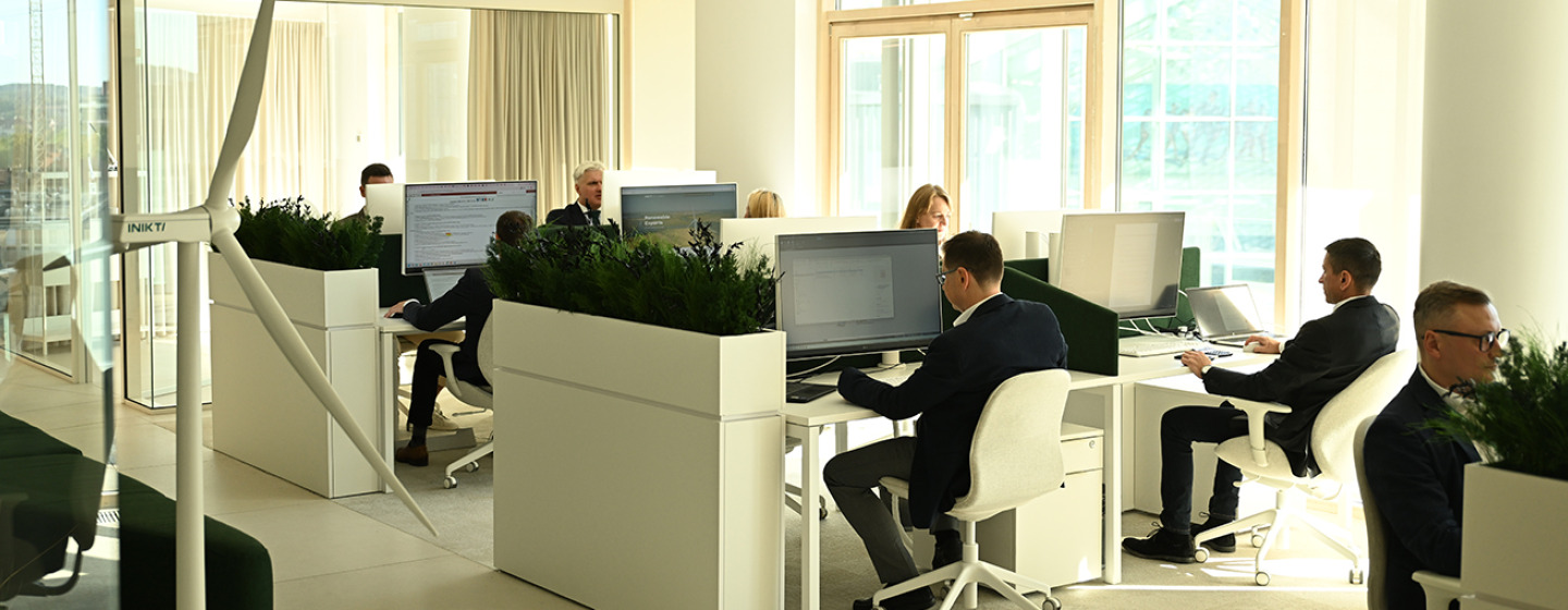 working at inikti-3b8a1467b31806a94e884412ac65b678.jpg